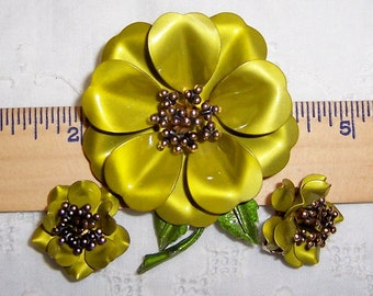 Vintage green enamel flower brooch and earrings set. Gold metal, not signed.