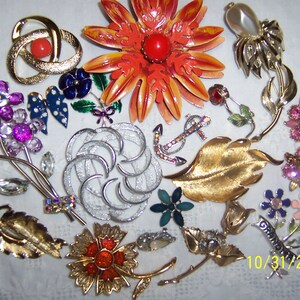 Vintage destash jewelry parts for crafts or repurpose (Lot 245). 17 pieces. Read description before buying.