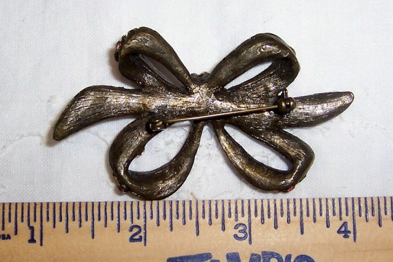 Vintage pink rhinestones bow brooch. Bronze color… - image 2