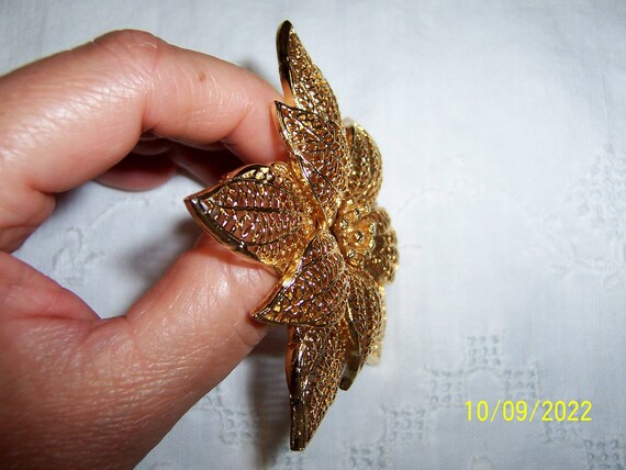 Vintage huge poinsettia flower brooch. Gold metal… - image 4