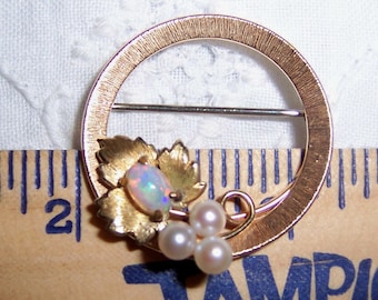 Vintage opal, pearls and leaf circle brooch. Krementz. Gold metal.