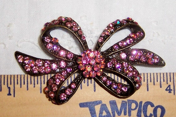 Vintage pink rhinestones bow brooch. Bronze color… - image 1