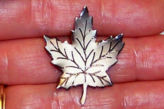 Vintage Maple Leaf brooch. Sterling Silver. - image 3