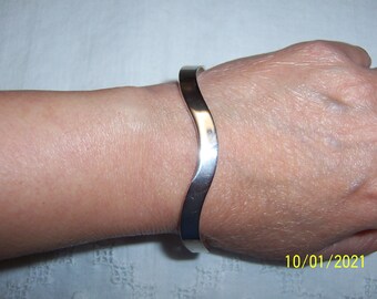 Vintage wavy bangle bracelet. Silver plated.