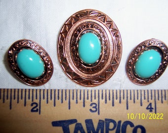 Vintage faux turquoise Southwest or Western brooch and earrings set. Copper metal.