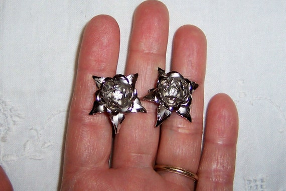 Vintage flower brooch-pendant and earrings set. S… - image 6