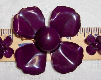 Vintage purple enamel flower brooch and earrings set. Gold metal. Not signed.