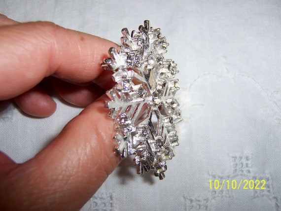 Vintage clear rhinestones snowflake brooch. Silve… - image 4