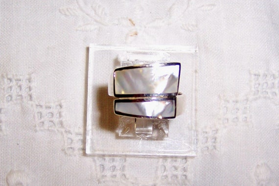 Vintage white mother of pearl Sajen ring, size 7.… - image 1