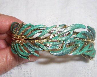 Vintage green enamel leaves or feathers clamp bracelet. Golden metal.