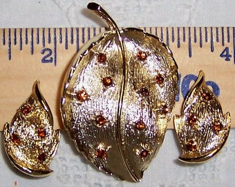 Vintage cognac orange rhinestones leaf brooch and earrings set. Gold metal. Not signed.