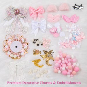 Puede incluir: Colección de abalorios y adornos decorativos de primera calidad. Incluye lazos, alas, estrellas y detalles florales en tonos rosa, blanco y dorado. El texto "Premium Decorative Charms & Embellishments" está en la parte inferior.