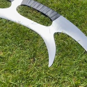 Klingon Bat’leth Inspired Cosplay Prop – Handcrafted Metal Display Piece – Collector Gift image 4