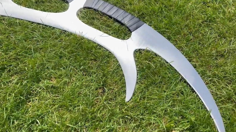Klingon Bat’leth Inspired Cosplay Prop – Handcrafted Metal Display Piece – Collector Gift image 4