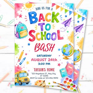 以下が含まれることがあります： BACK TO SCHOOL BASHと書かれたカラフルな水彩画風の招待状。Saturday August 24th 3:00 PM at Taylor's Homeというテキストが含まれています。バックパック、スクールバス、地球儀、紙飛行機、鉛筆、絵の具セットのイラストが描かれています。