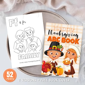 Può includere: Un libro ABC del Ringraziamento con due versioni. Una pagina mostra un disegno al tratto in bianco e nero di una famiglia con il testo Ff is for FAMILY e Family makes Thanksgiving special. L'altra pagina presenta un'illustrazione colorata di bambini in abiti da pellegrino, un tacchino e una zucca con il testo Happy Thanksgiving ABC BOOK. Un badge circolare indica 52 PAGES e il testo 2 VERSIONS + FREE BOOK COVER.