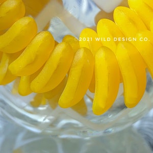 Perles banane en verre, 10 pièces, Perles bananes en verre, jaune foncé satiné