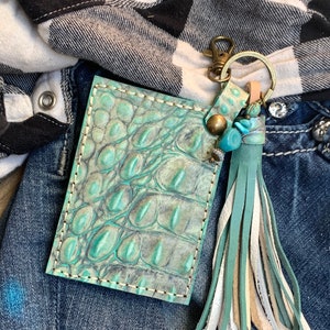 Cartera de cuero para tarjetas • Cuero repujado • Cartera minimalista • Mini cartera • Cocodrilo • Cartera con llavero • Azul turquesa