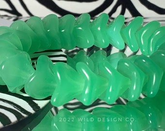 UV reactive flower beads green glass Bell flower beads 25pc 3 petal Beads 12x9mm  green opaline bellflower