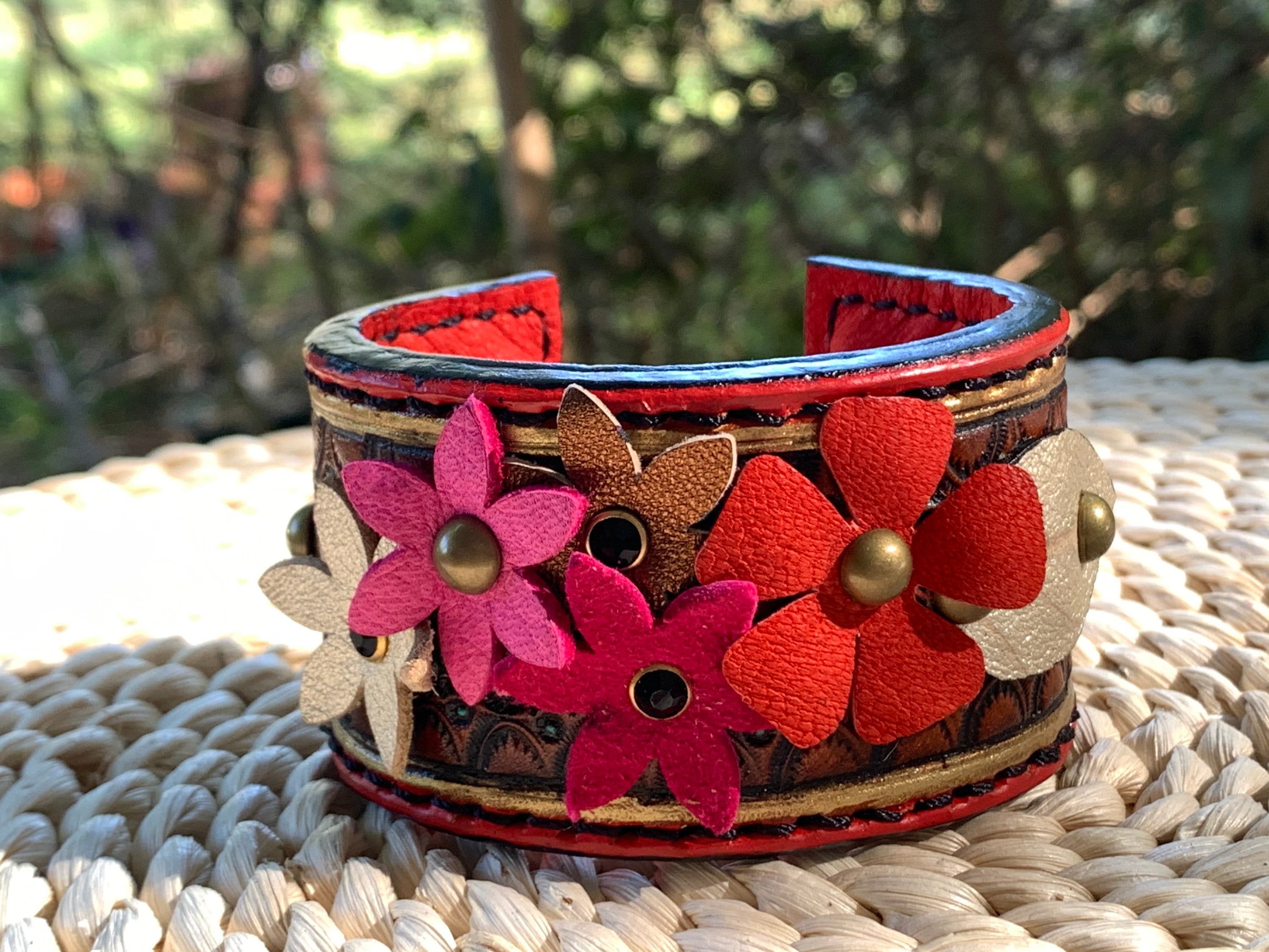 Bracelet De Poitrail En Cuir Pour Cheval Showman - Motifs Floraux Et Plume Peints à La Main
