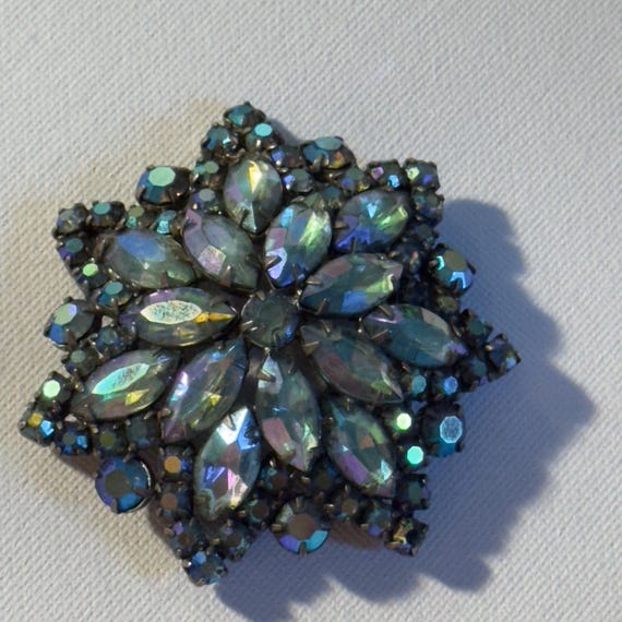 Broche Vintage Années 50/60 En Cristaux Style Aurore Boréale - Ancienne, En Alliage - Occasion