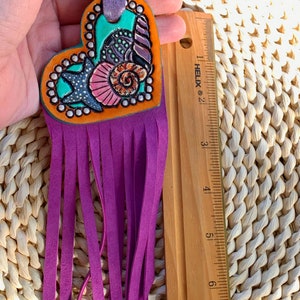 Charme de sac à main en cuir repoussé • Porte-clés en cuir • Cadeau de surfeur • Coquillages • Cadeau de thème de plage • Charme de sac à main Boho