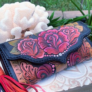 Cartera de cuero repujado con rosas • Cartera vaquera hecha a mano • Cartera de mano estilo western • Bolso de mano artesanal bohemio • Bolso de mano tipo clutch • Estampado floral •