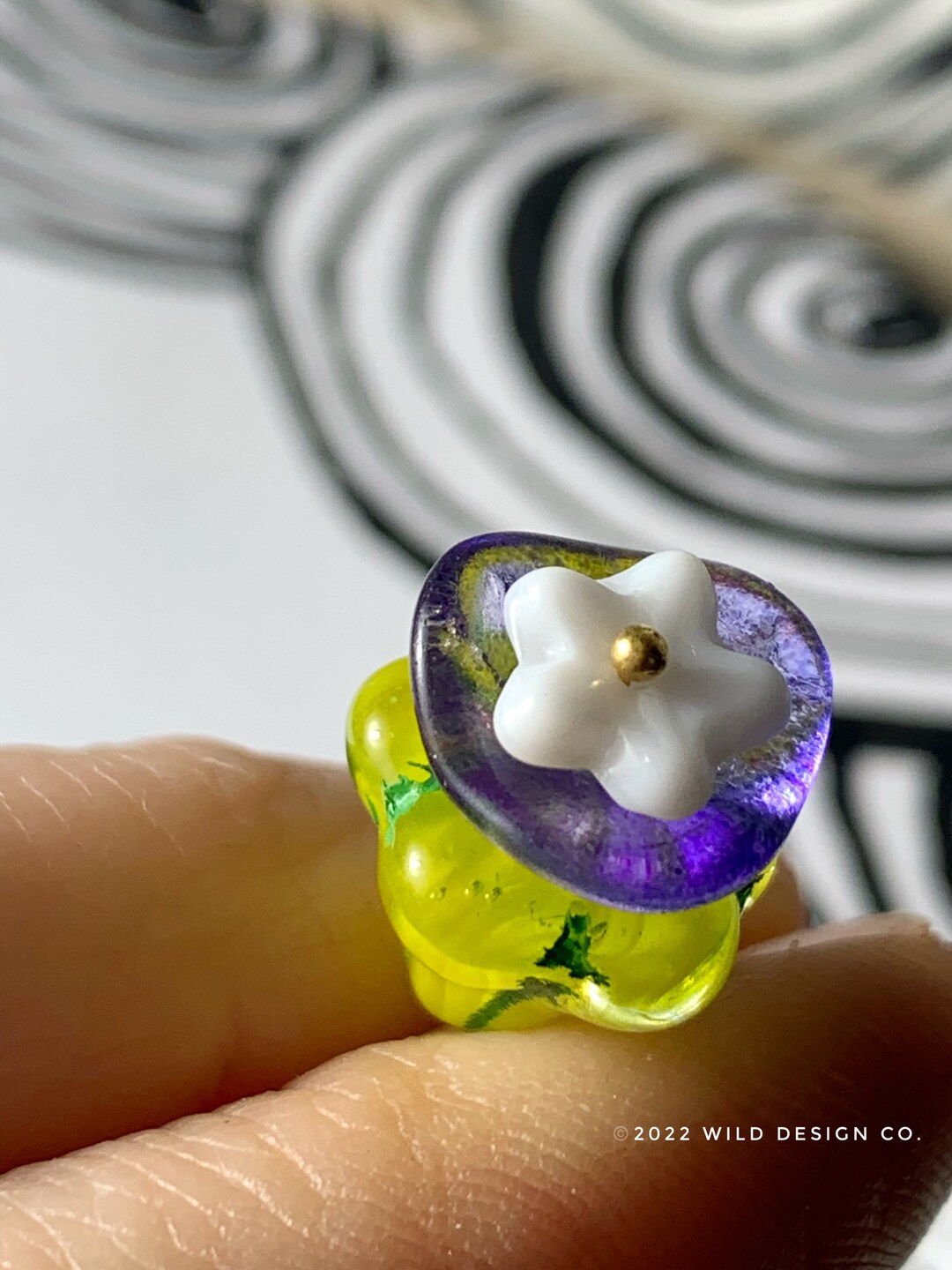 白い花のビーズ 8 mm チェコガラス 中央に穴が開いた花 25 個の雄しべ