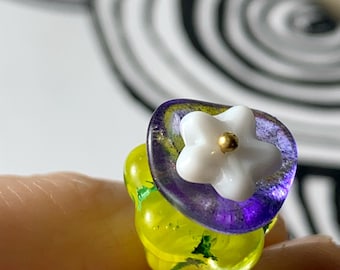 白い花のビーズ 8 mm チェコガラス 中央に穴が開いた花 25 個の雄しべ