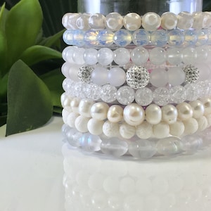 Boho Braut Armbänder • Hochzeit Armbänder • 8-teiliges Set • Edelstein Kristalle Perle • Weiß • Glückliche Ehe Armbänder • Brautjungfern Geschenk