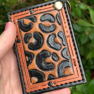 Cartera de leopardo • Cartera de cuero labrado • Cartera minimalista • Mini cartera • Estampado de leopardo • Puntos de leopardo • Negro y tostado • Cartera tipo llavero