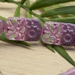 Tschechische Blumen Rechteck Perlen • 19 mm • Lila klares Lavendel • 4 Stück • Geschnitzte Blumen • Lila Wirbel • Lange Rechteck Perlen • Violettes Tschechisches Glas