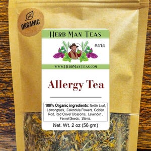 Könnte beinhalten: Ein brauner Papiertüte mit "Allergy Tea" und einem grün-weißen Etikett. Das Etikett zeigt ein Logo mit einem Mann mit Hut und dem Text "Herb Man Teas". Die Tüte ist mit "Organic" gekennzeichnet und listet Zutaten auf. Nettogewicht: 56 g.