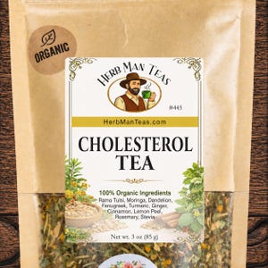 Könnte beinhalten: Ein brauner Papierbeutel von Herb Man Teas Cholesterol Tea mit einem Etikett, das einen Mann mit einer grünen Tasse zeigt, den Text 100% Organic Ingredients und eine Liste mit Rama Tulsi, Moringa, Dandelion, Fenugreek, Turmeric, Ginger, Cinnamon, Lemon Peel, Rosemary, Stevia sowie Net wt. 85 g.