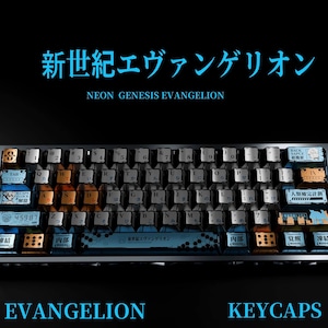 Pode incluir: Um teclado mecânico personalizado com keycaps temáticas de Evangelion. As keycaps apresentam uma mistura de cores, incluindo azul, laranja e prata, com texto e gráficos japoneses. O design do teclado incorpora as palavras "EVANGELION" e "KEYCAPS".