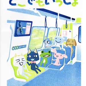 Op de afbeelding: Kleurrijke illustratie van een treininterieur met cartoon dieren. De afbeelding toont een witte kat, een zwarte kat met een roze strikje, een groene kikker en een roze konijn. De tekst "together everywhere" staat onderaan.