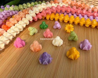 Cuentas de flores Puakenikeni cortas y esponjosas de 17 x 14 mm, resina y polvo de coral. Cuentas Puakenikeni coloridas, ideales para hacer leis hawaianos o bolsos.