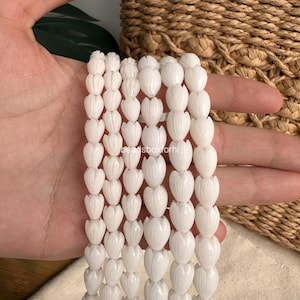 7 x 8 8 x 11 mm melkwitte snoekkralen, hars- en koraalpoeder Hawaiiaanse snoekkralen, witte jasmijnbloemkralen, HK6 afbeelding 1