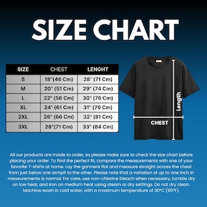 Op de afbeelding: Een zwart t-shirt met een maattabel. De tabel toont borst- en lengtematen in centimeters voor de maten S tot en met 3XL. De tekst "SIZE CHART" staat bovenaan.