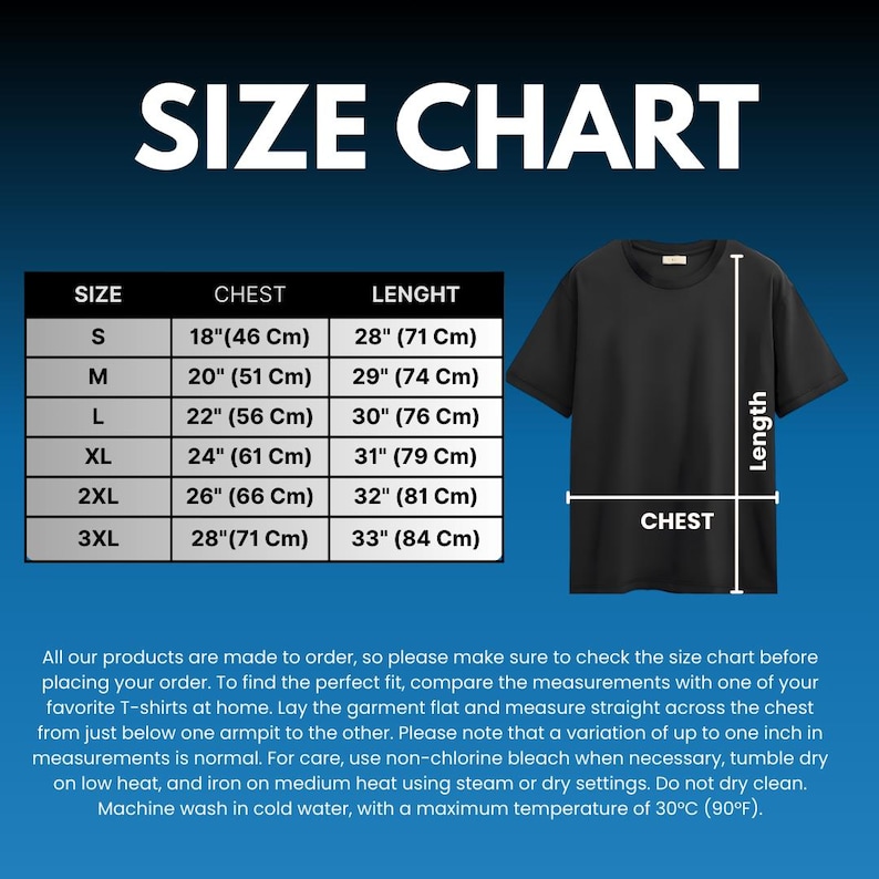 Op de afbeelding: Een zwart t-shirt met een maattabel. De tabel toont borst- en lengtematen in centimeters voor de maten S tot en met 3XL. De tekst "SIZE CHART" staat bovenaan.