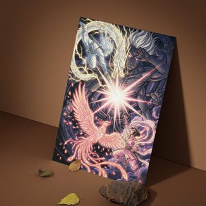 Peut inclure: Une affiche verticale représentant une scène fantastique dynamique. Elle met en scène un phénix, un dragon et plusieurs personnages. L'œuvre utilise une palette de couleurs vives avec des tons roses, blancs et bleus, créant une composition dramatique et énergique.