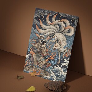 Può includere: Una stampa illustrata raffigurante un samurai che affronta una volpe a nove code. L'opera presenta una composizione dinamica con il samurai che brandisce una spada, sullo sfondo di cieli tempestosi, onde e fiamme. La tavolozza dei colori include blu, arancione e bianco.