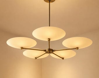 Moderne minimalistische kroonluchter met 5 lampen, messing hanglamp, mid-century stijl, eetkamerlamp, keukenlamp boven het kookeiland.