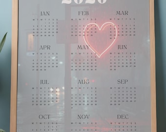 2026 Jahr auf einen Blick Wandkalender Printable | Neon Herzästhetik | Regnerische Stadt Strassenkunst | Sonntag & Montag Start | Stimmungsvolles Raumdekor