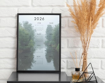 2026 Wandkalender, Nebliger Wald Fotografie, Modernes Büro Dekor (Digitaler Download)