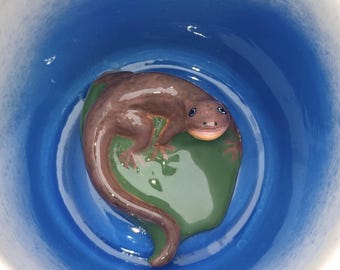 Newt Inside Coffee Mug, Brown Rough Newt Teacup Surprise Peekaboo Cup