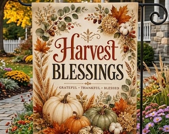 Könnte beinhalten: Eine rechteckige Gartenflagge mit dem Text Harvest BLESSINGS und GRATEFUL THANKFUL BLESSED. Das Design zeigt eine Holzkiste gefüllt mit weißen, orangefarbenen und grünen Kürbissen, Herbstblättern, Weizenähren und Baumwollblüten auf cremefarbenem Grund.