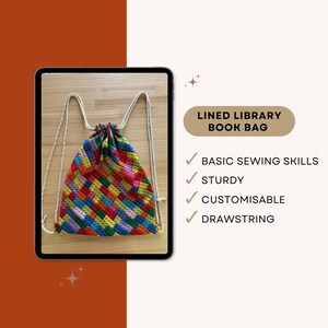 Pode incluir: Saco de livros de biblioteca forrado e colorido com fecho de cordão. O saco apresenta um design de patchwork multicolorido, com vermelho, azul, verde e amarelo. O saco é mostrado numa superfície de madeira.
