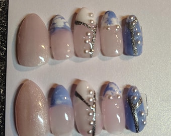 Perły w kolorze niebieskim i białym