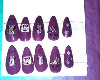 Uñas de Minnie Mouse color morado oscuro, tamaño almendrado mediano.